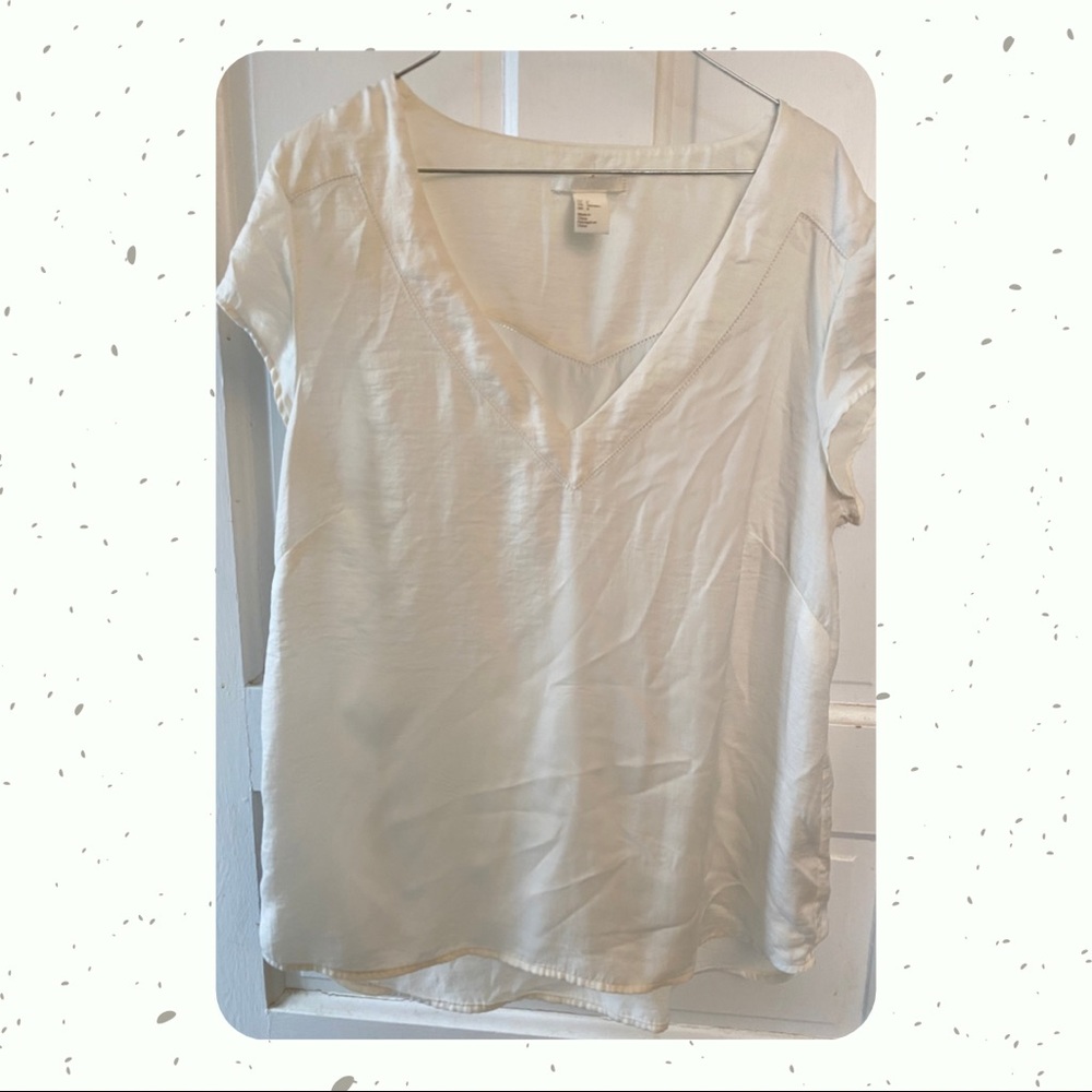 White Short Sleeve Shirt - Size Medium